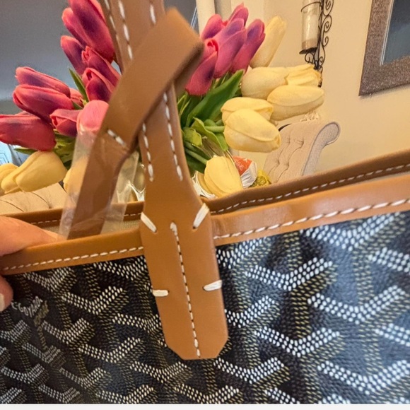 Stylish Gray Tote Bag with Tan Accents - Picture 7 of 12